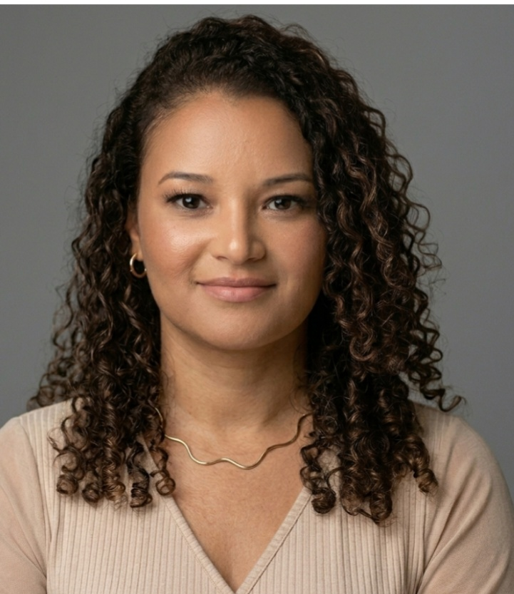 Angela sorrindo